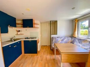 Espace salon et cuisine dans mobil-home locatif au camping les avenières