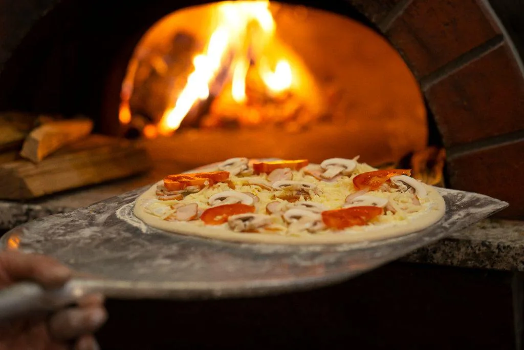 Pizzas maison au feu de bois au camping les avenières à Manthes