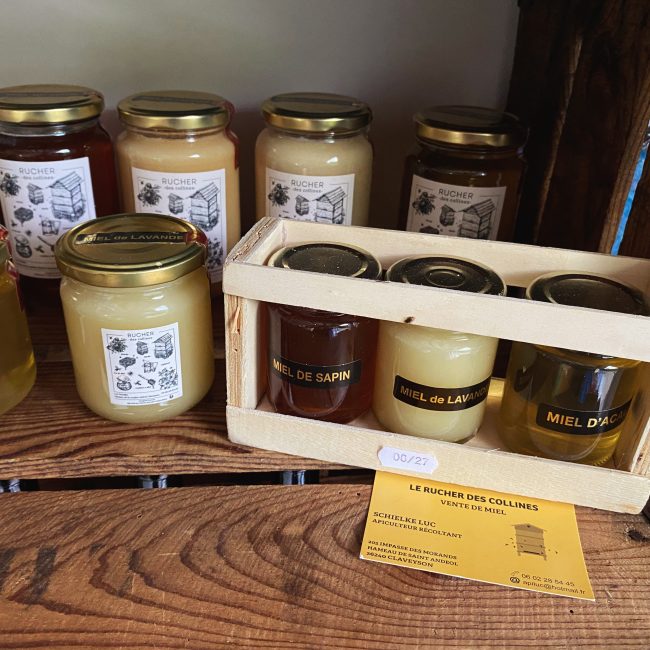Miel artisanal en vente à l'épicerie du camping Les Avenières à Manthes