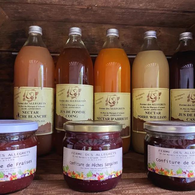 Jus de fruits artisanaux, confiture et compote en vente à l'épicerie du camping Les Avenières