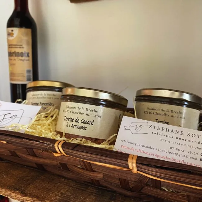 Terrines et patés artisanaux en vente à l'épicerie du camping les avenières