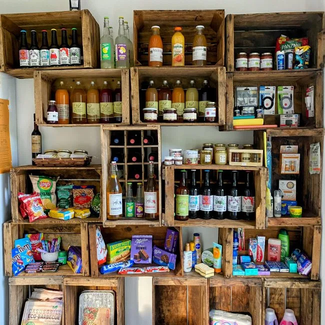 Petite épicerie avec produits locaux et essentiels au Camping Les Avenières