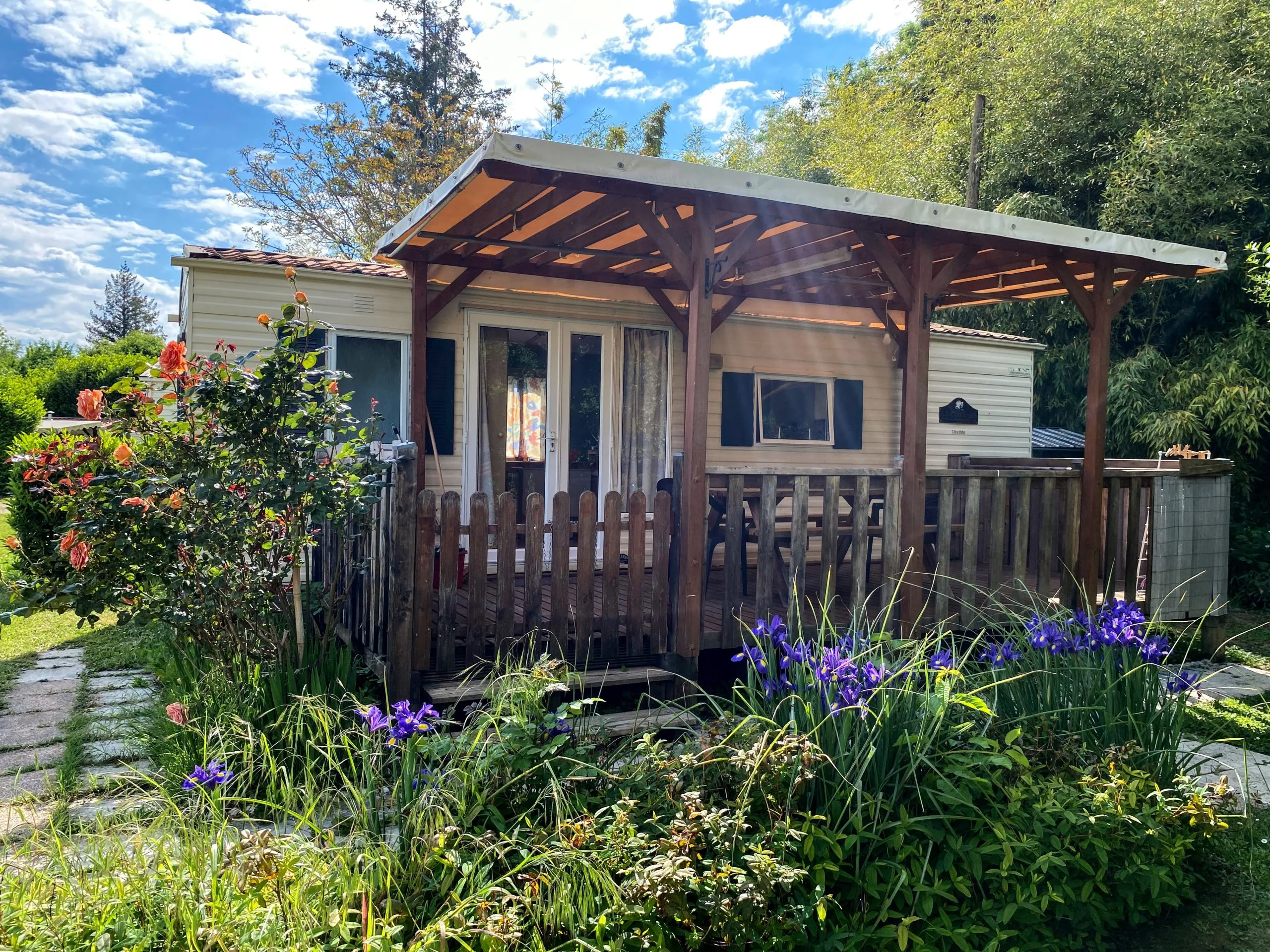 Mobil-home fleuri au camping les avenières à Manthes