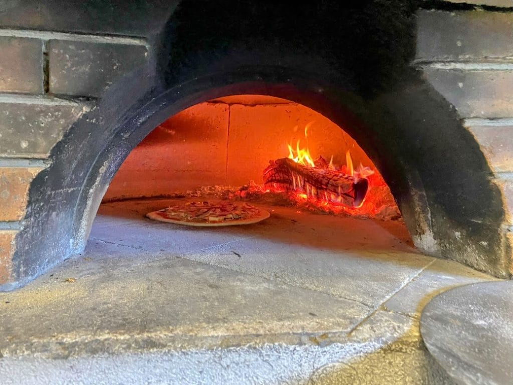 Pizzas au feu de bois au camping les avenières à Manthes