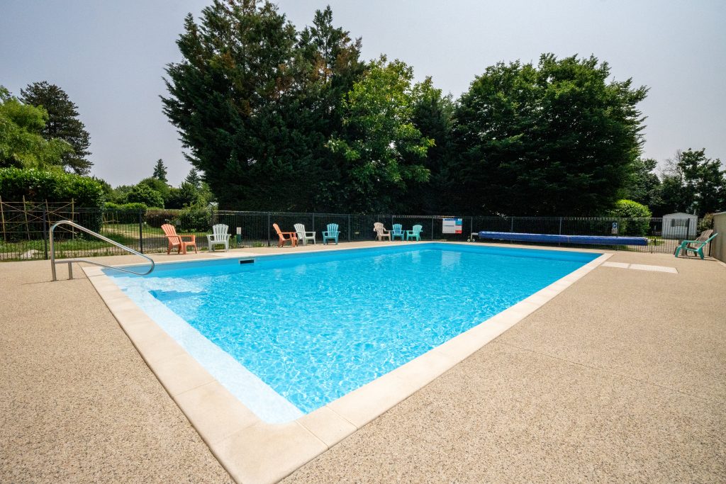 Piscine chauffée du Camping Les Avenières à Manthes avec transats