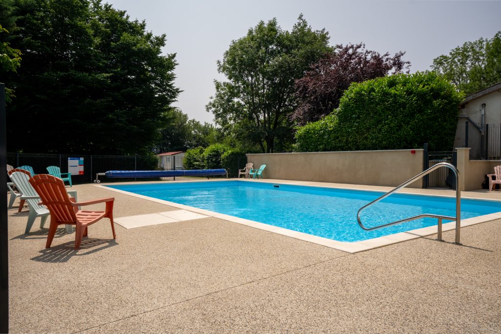 Piscine chauffée du Camping Les Avenières à Manthes avec transats