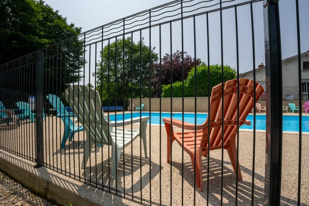 Piscine chauffée du Camping Les Avenières à Manthes avec transats