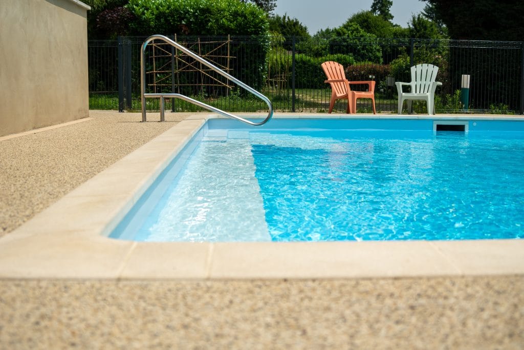 Piscine chauffée du Camping Les Avenières à Manthes avec transats