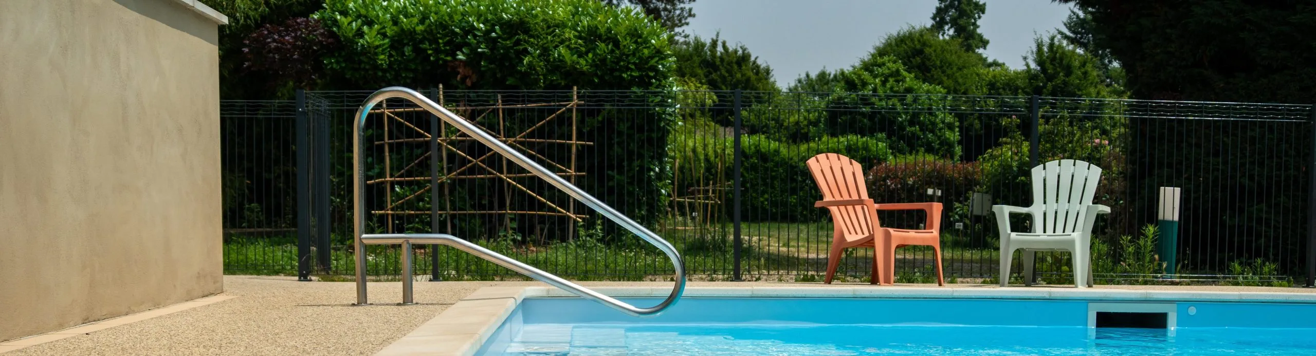 Piscine chauffée du Camping Les Avenières à Manthes avec transats
