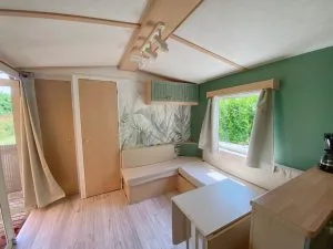 Coin salon dans un mobil-home au Camping Les Avenières dans la Drôme des Collines