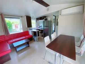Salon et cuisine dans un mobilhome au Camping Les Avenières dans la Drôme des Collines