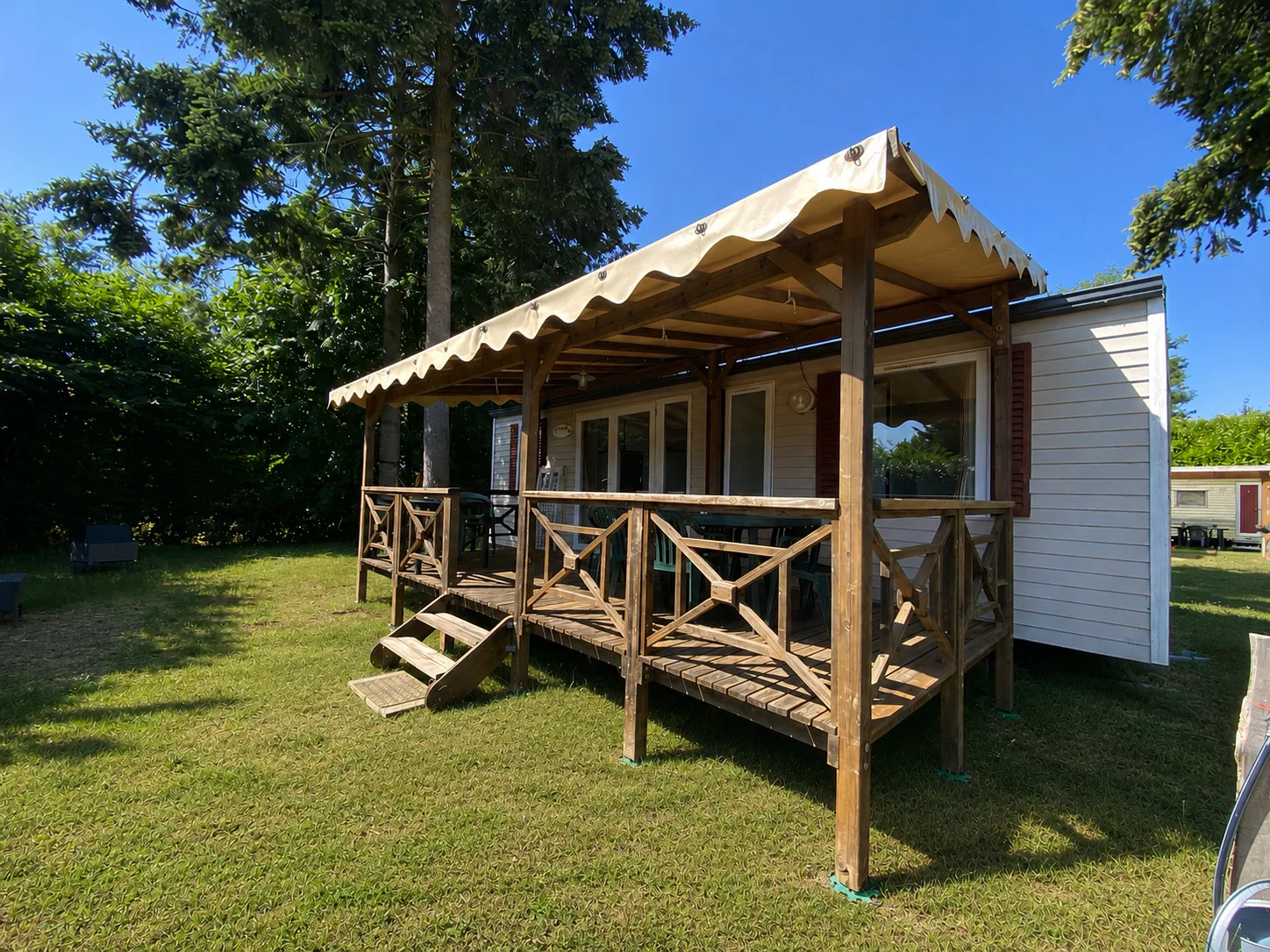 Mobil-home avec grande terrasse au Camping Les Avenières dans la Drôme des Collines vue extérieur
