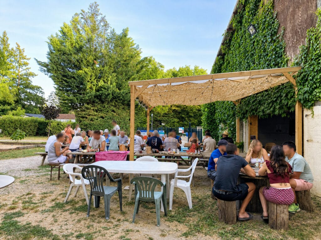 Terrasse du snack du Camping Les Avenières