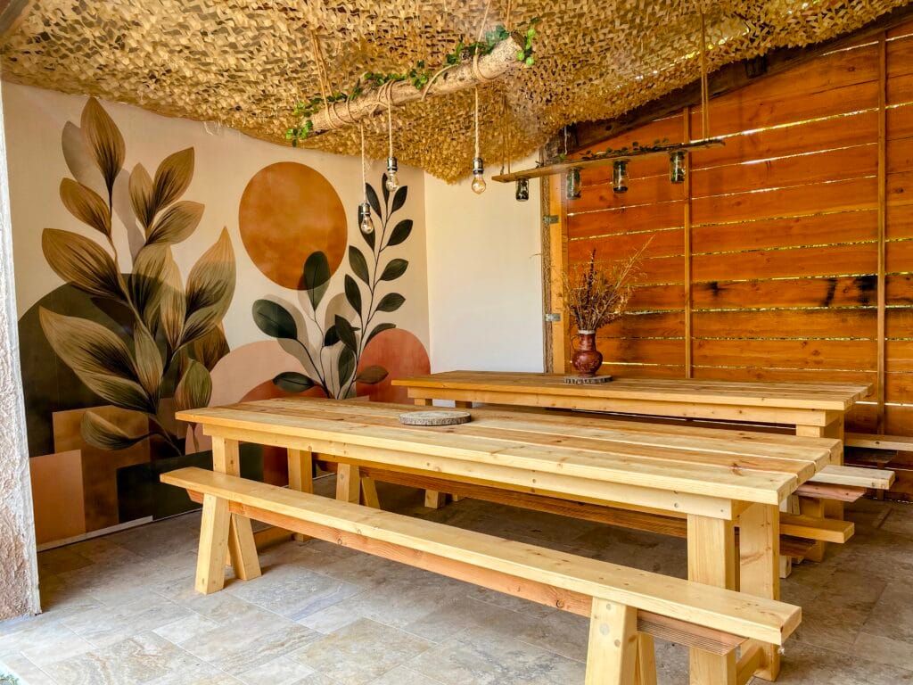 Salle à manger et cuisine équipée dans camping drome