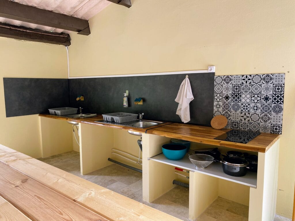 Cuisine équipée à disposition des campeurs à Manthes