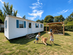 Vacances en famille au camping et enfants qui jouent avec un chien