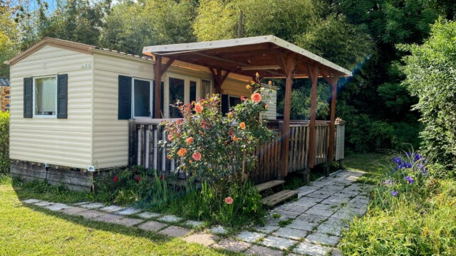 MH 5P (#40) Mobil-home avec terrasse entouré de fleurs au Camping Les Avenières