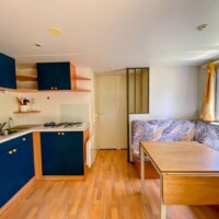 MH 4P (#19) Espace salon et cuisine dans mobil-home locatif au camping les avenières