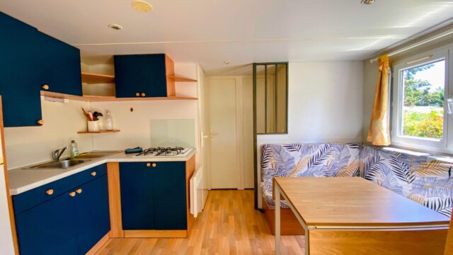 MH 4P (#19) Espace salon et cuisine dans mobil-home locatif au camping les avenières