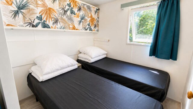 MH 5P (#42) Chambre twin beds et lit suspendu dans mobil-home
