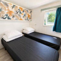 MH 5P (#42) Chambre twin beds et lit suspendu dans mobil-home
