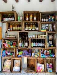 Petite épicerie avec produits locaux et essentiels au Camping Les Avenières