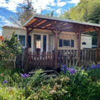 Mobil-home fleuri au camping les avenières à Manthes