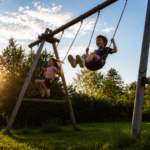 Balancoires Aire de jeux pour enfants au Camping Les Avenières