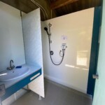 Sanitaires Cabines de douche avec lavabo au camping de Manthes