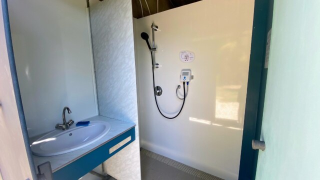 Sanitaires Cabines de douche avec lavabo au camping de Manthes