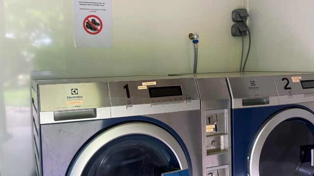 Laverie Laverie avec lave-linge et sèche-linge au Camping Les Avenières