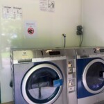 Laverie Laverie avec lave-linge et sèche-linge au Camping Les Avenières