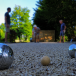 Pétanque Terrain de pétanque du Camping Les Avenières à Manthes avec joueurs