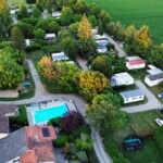 Vue aérienne Vue aérienne de la piscine du camping les avenières à Manthes
