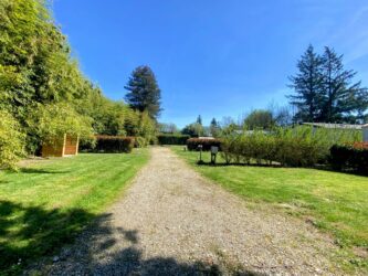 Emplacement délimités par des haies et cadre verdoyant pour tente et caravane au Camping Les Avenières