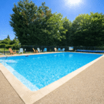 Piscine Piscine chauffée du Camping Les Avenières à Manthes avec transats