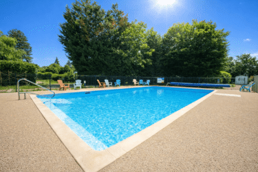 Piscine chauffée du Camping Les Avenières à Manthes avec transats
