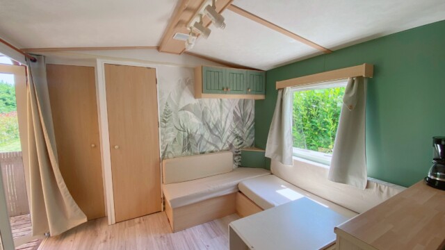 MH 5P (#40) Coin salon dans un mobil-home au Camping Les Avenières dans la Drôme des Collines