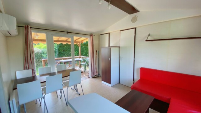 MH 6/8P (#36) Vue large salon / coin repas dans un mobilhome au Camping Les Avenières dans la Drôme des Collines