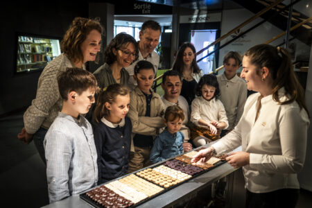 Un groupe devant une animation sur le chocolat