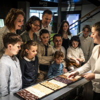 Un groupe devant une animation sur le chocolat