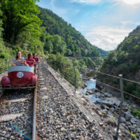 Famille dans un vélorail sur le parcours des étroits
