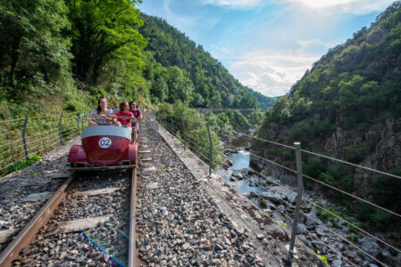 Famille dans un vélorail sur le parcours des étroits