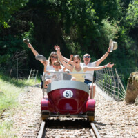 Famille dans un vélorail