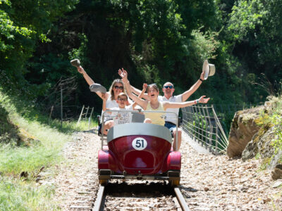 Famille dans un vélorail