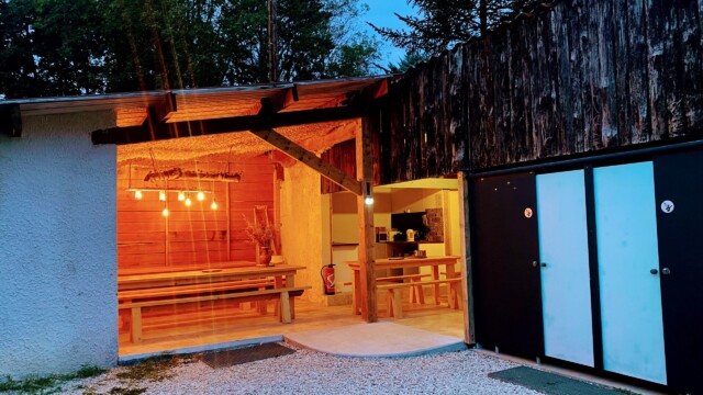 Salle à manger et cuisine Cuisine commune et salle à manger du camping familial Les Avenières dans la Drôme