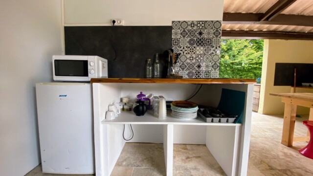 Cuisine équipée Cuisine commune du camping familial Les Avenières dans la Drôme