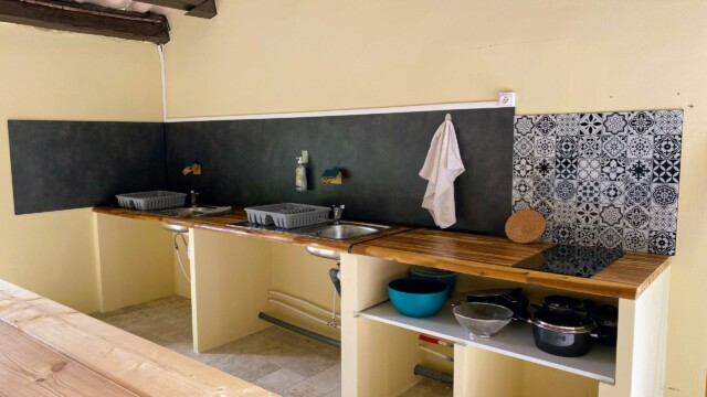 Cuisine équipée Cuisine équipée à disposition des campeurs à Manthes